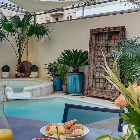 Cocoon In ***** Apartman