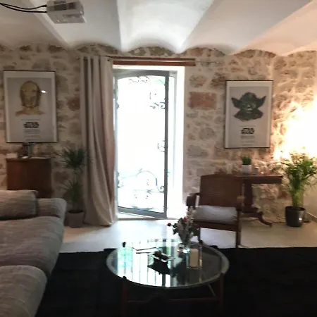 Cocoon In ***** Apartman